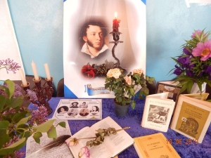 «Венчанный музами поэт»